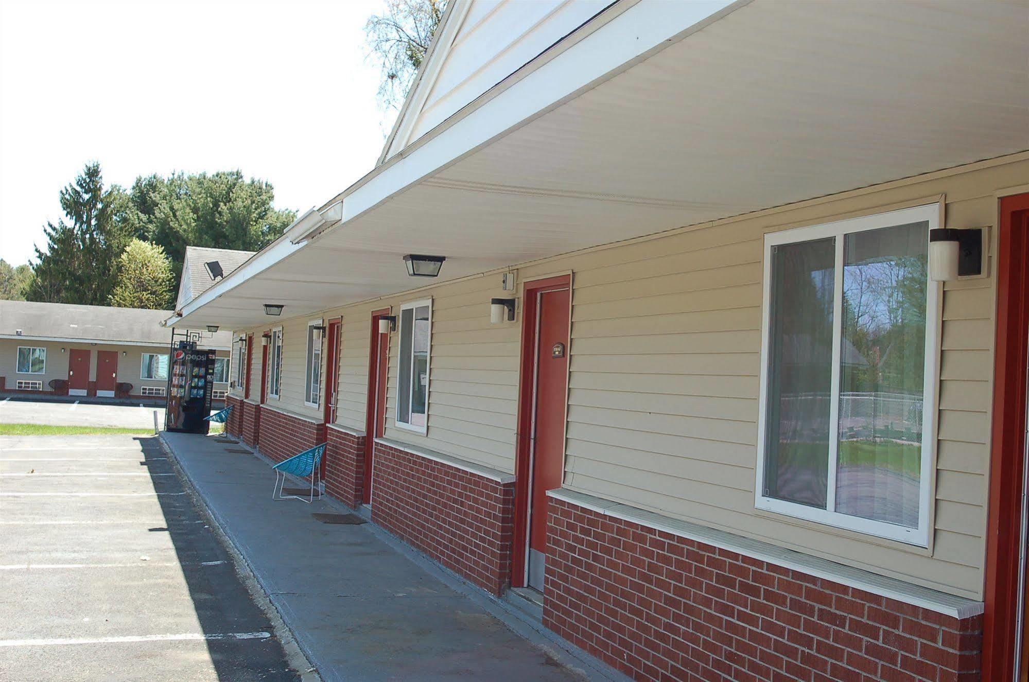 Blue Sky Inn Glens Falls-Saratoga-Lake George 外观 照片