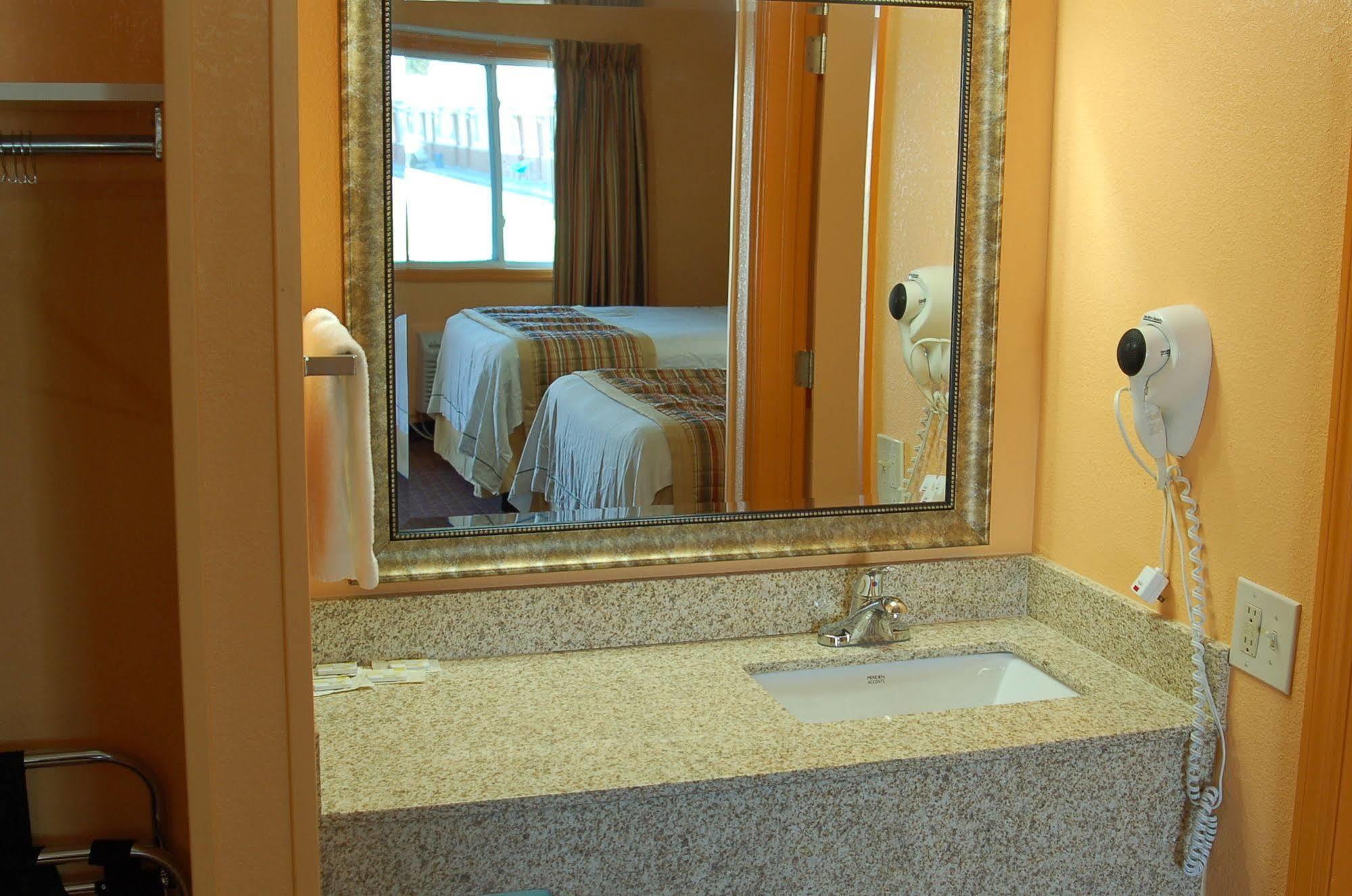 Blue Sky Inn Glens Falls-Saratoga-Lake George 外观 照片